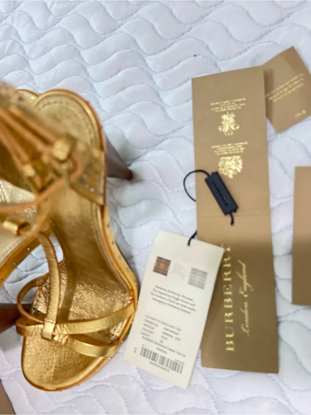 Burberry Hans 110 Runway Gold Leather T-Strap Sandals Heels EU 35